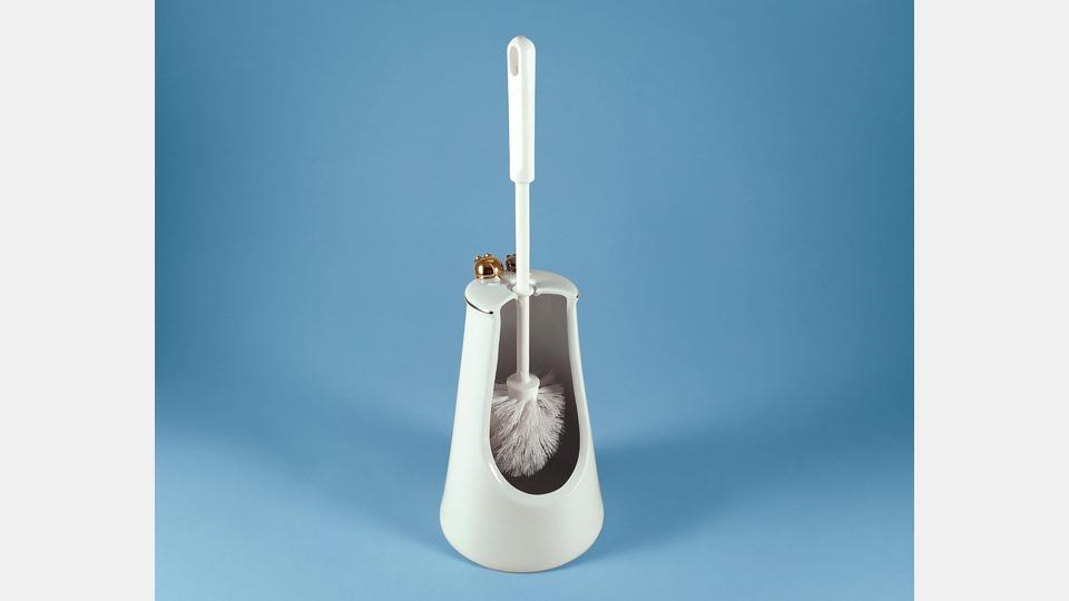 Toilettenbürste mit Halter, Kerafina, Marktredwitz: Auch scheinbar banale Alltagsgegenstände können zur Tatwaffe werden. Ein Vorfall auf dem Münchner Oktoberfest zeigt dies eindrücklich: Ein betrunkener Randalierer griff einen Besucher mit der Klobürste eines Wirtshauses an. Das Gericht sprach später von einer „einfachen Körperverletzung mit erheblichem Ekelfaktor“. Bild: Porzellanikon, Ramona Scherg