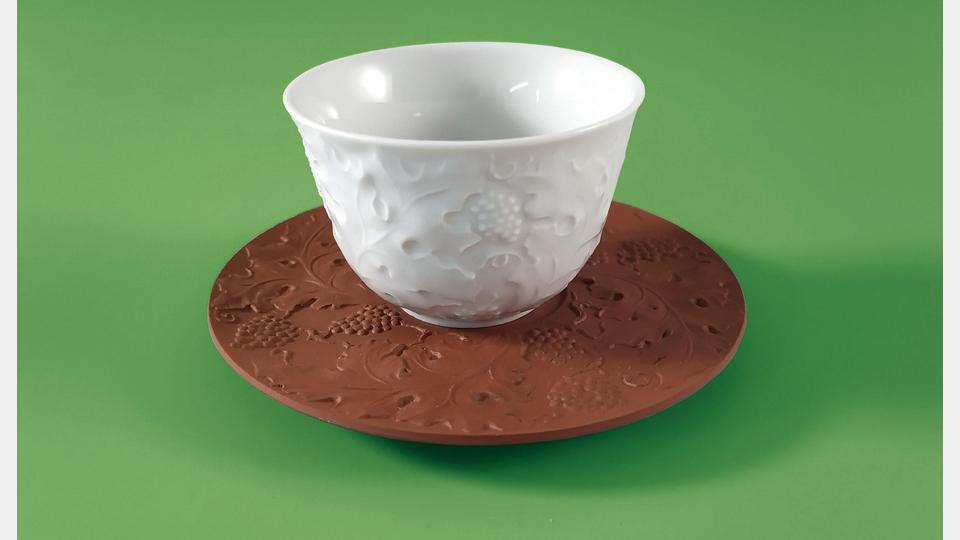 Koppchen mit Untertasse, Staatliche Porzellan-Manufaktur Meissen GmbH, Meißen: Schon im kaiserlichen China erzählten Händler, besonders feines Porzellan würde Risse bekommen oder sogar zerspringen, sobald man Gift hineingibt. Im 17. Jahrhundert verbreitete sich diese Geschichte auch in Europa – ein Mythos, der den Wert chinesischen Porzellans erheblich steigerte. Bild: Porzellanikon, Ramona Scherg