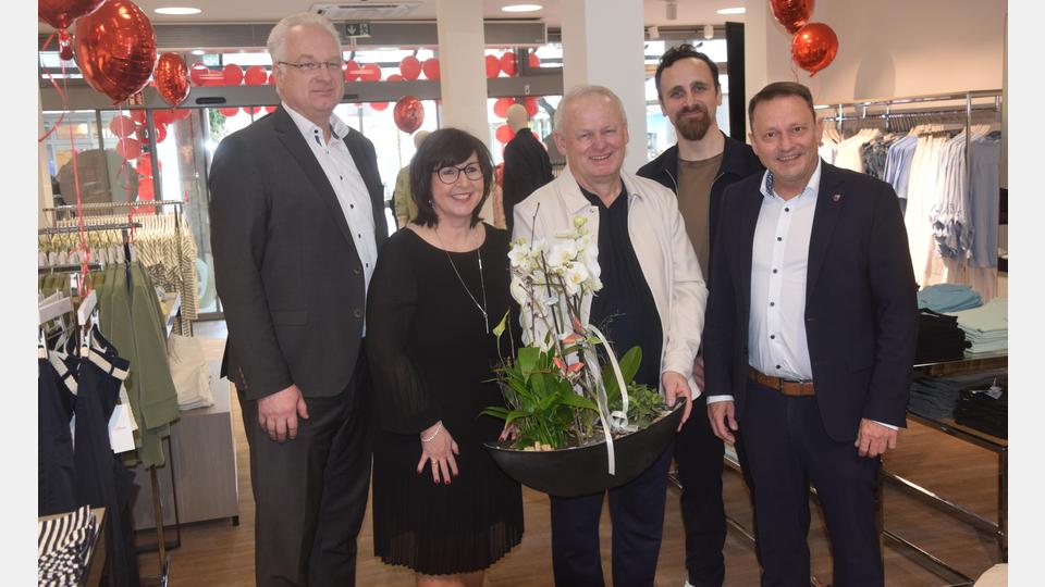 OB Jens Meyer, Felix Kinnen von s.Oliver, Martin und Diana Reichelt sowie Rainer Lukas von der Volks- und Raiffeisenbank (von rechts). Bild: fz