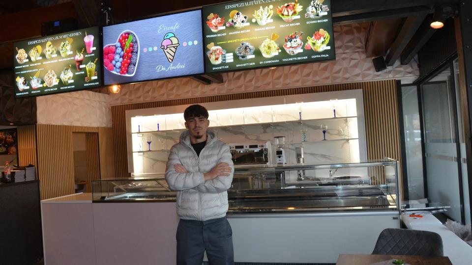 Der 19-jährige Andrei startet heute mit Café und Eisdiele voll durch. Bild: dob