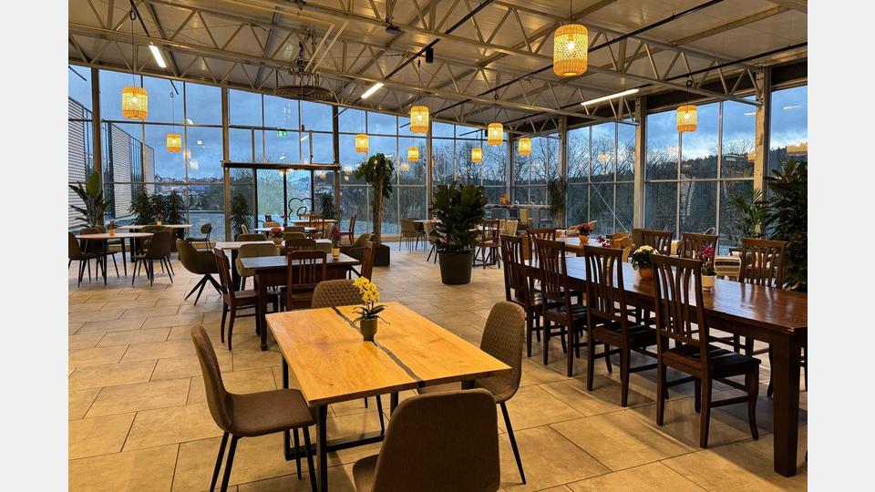 Mit dem gemütlich eingerichteten Café wurde im neuen Gartenmarkt eine wahre „Wohlfühloase“ geschaffen. Die dort angebotenen Leckereien bezieht die Familie Steinhilber vom Brunner Bäcker. Bild: prh