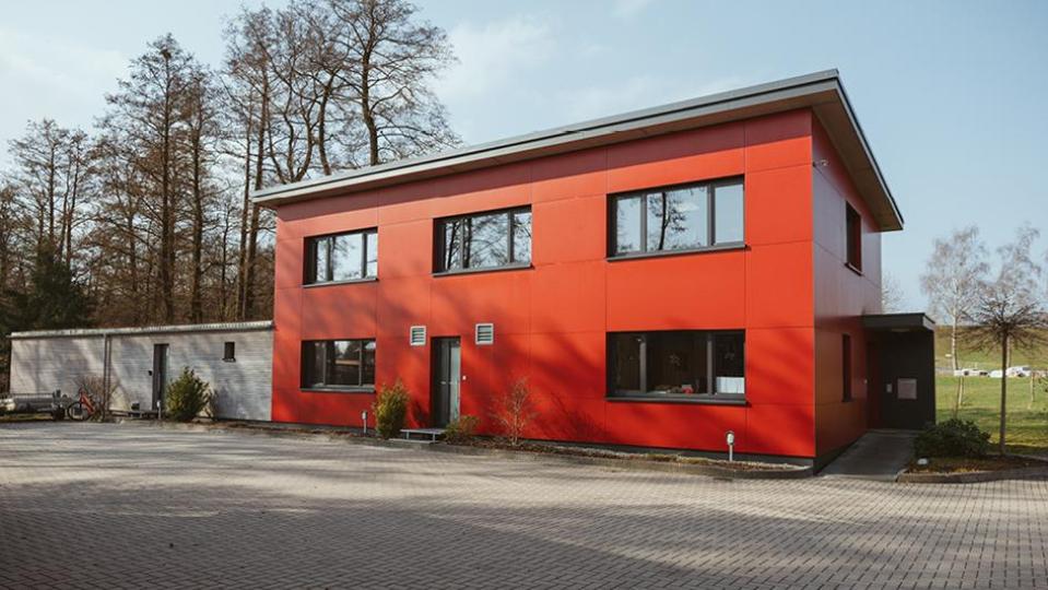 Auf dem Firmengelände in Speichersdorf steht selbst produziertem Strom aus eigenen Photovoltaik-Anlagen und Speichermöglichkeiten mit hoher Kapazität zur Verfügung. Bild: Sara Neidhardt