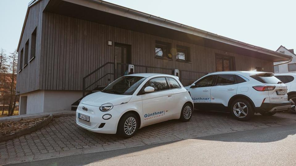 Mit einem Fuhrpark aus E-Autos wird im gesamten Betrieb Nachhaltigkeit groß geschrieben. Bild: Sara Neidhardt
