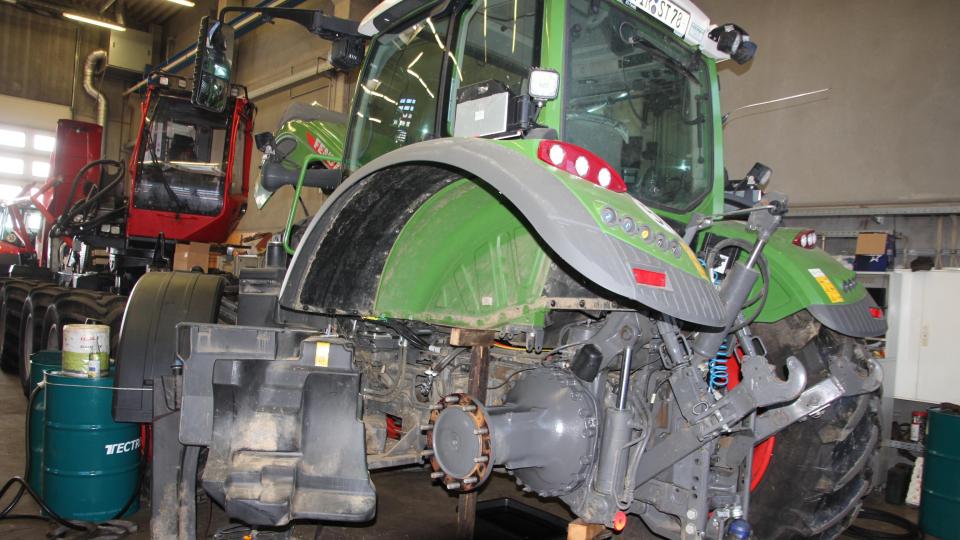 Ein Traktor bei der Reparatur in der Werkstatt. Bild: Konrad Rosner