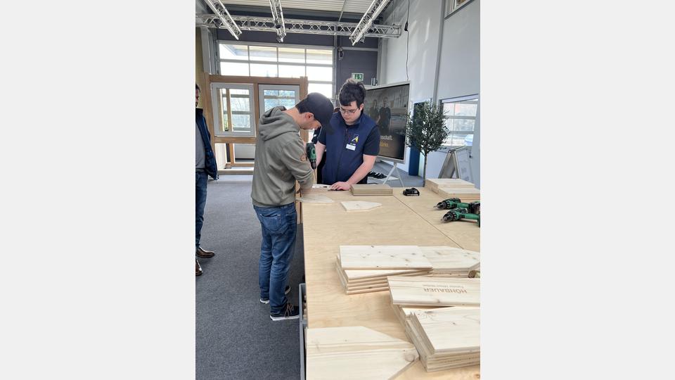 Die Skills Challenge bot interessierten Besuchern die Möglichkeit, ihre handwerklichen Fähigkeiten beim Bau einer Werkzeugkiste zu testen. Bild: HÖHBAUER