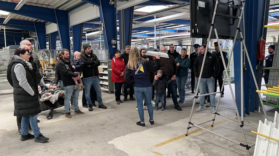 In zahlreichen Betriebsführungen konnten die Besucher einen Blick hinter die Kulissen des Oberpfälzer Fensterherstellers werfen. Bild: HÖHBAUER