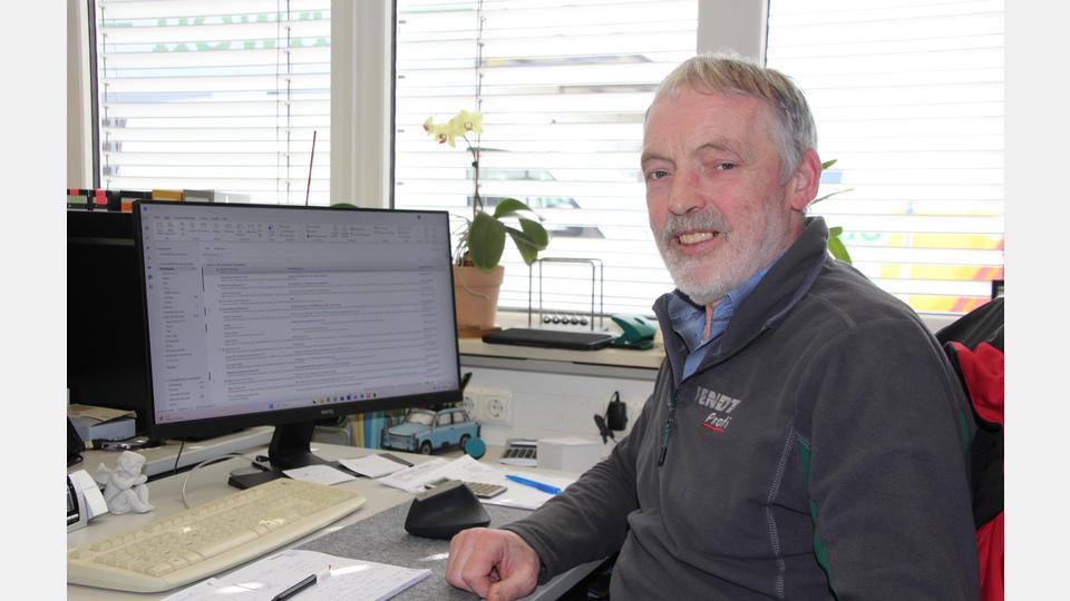 Firmengründer und Senior-Chef Norbert Horn an seinem Arbeitsplatz. Bild: Konrad Rosner