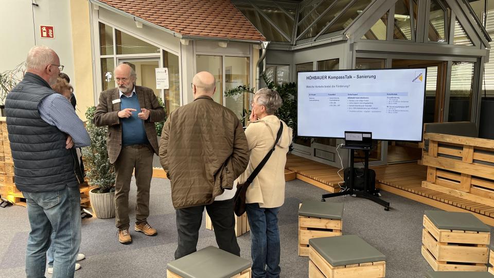 Beim KompassTalk konnten sich die Besucher zu aktuellen Fördermöglichkeiten in der Sanierung sowie im Neubau informieren. Bild: HÖHBAUER
