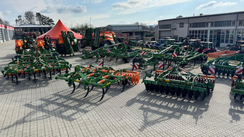 Igl-Landtechnik in Pfreimd zeigt am 28./29. März von 10 bis 17 Uhr das komplette Landmaschinenprogramm der Firmen Case/Steyr, Amazone und weiterer Hersteller. Bild: Hirsch