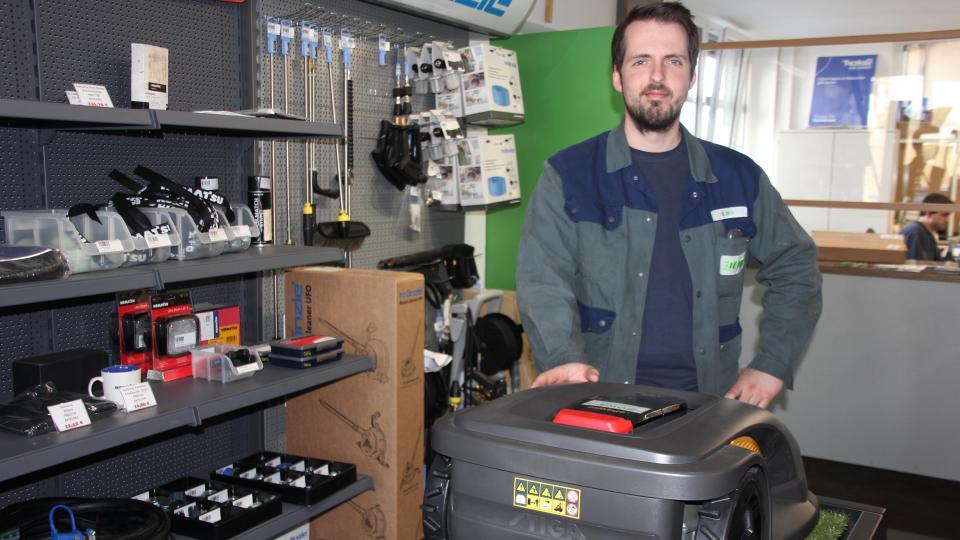 Junior-Chef Matthias Horn mit einem Rasenroboter aus der Abteilung der Gartengeräte im Hause HOWA. Bild: Konrad Rosner