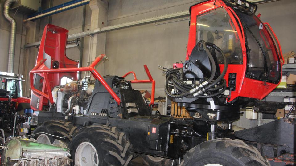 Ein Harvester in der Werkstatt. Bild: Konrad Rosner