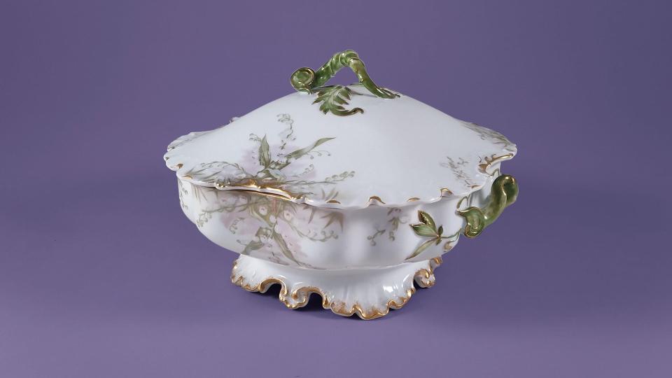 Ragoutschüssel mit Dekor Maiglöckchen, Ph. Rosenthal &amp; Co. AG, Selb: Verwechslungen zwischen essbaren und giftigen Pflanzen führen jedes Jahr zu zahlreichen Vergiftungen – besonders häufig bei Maiglöckchen. Seine bärlauchähnlichen Blätter können jedoch nicht nur versehentlich gefährlich werden: In der Kriminalgeschichte wurde ihr Gift auch gezielt eingesetzt. Bild: Porzellanikon, Ramona Scherg