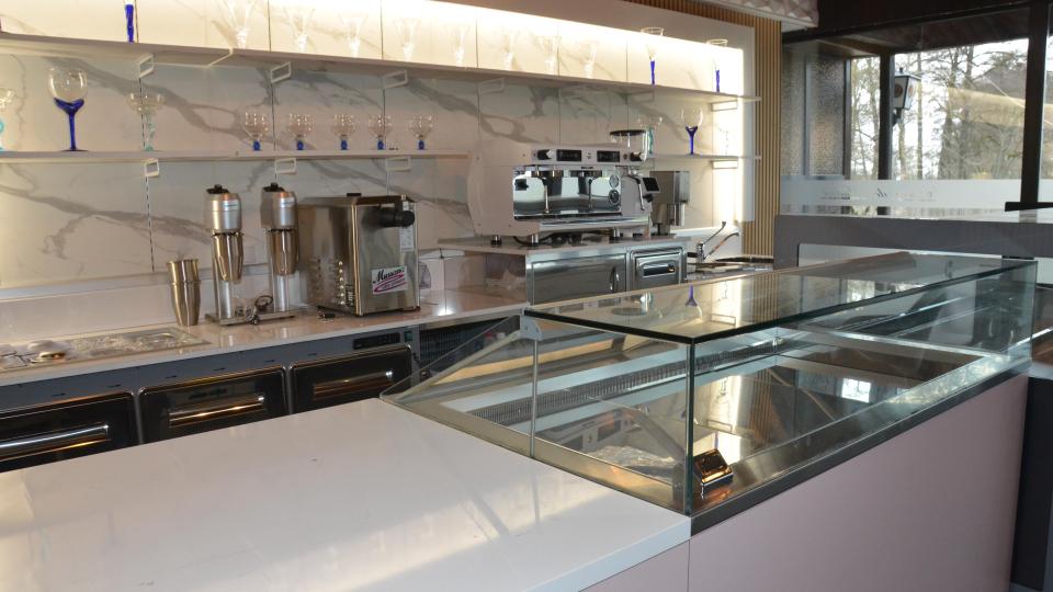 Die Innenansicht des Eiscafés Andrei in Altenstadt/Voh. Bild: dob