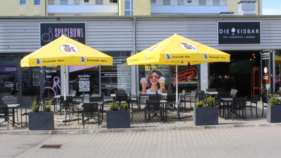 Bei schönem Wetter lädt der weitläufige Außenbereich zum Verweilen ein. Ein echter Hotspot in lauen Sommernächten. Bild: Evi Wagner