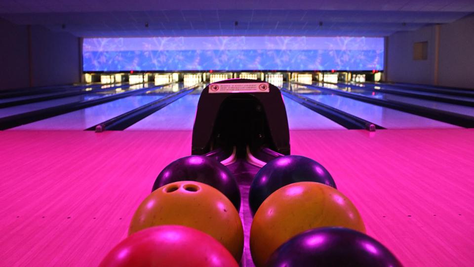 Normalerweise kann ab 14 Uhr gebowlt werden, doch für Schulklassen, Kindergarten- und Kita-Gruppen ist jede Menge Bowlingspaß auch schon vormittags möglich. Bei rechtzeitiger Reservierung ist das kein Problem. Bild: Evi Wagner