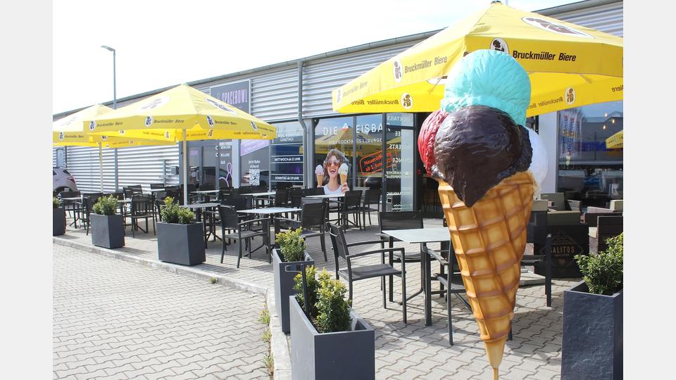 Im Sommer wird auch die angrenzende Eisdiele wieder zu einem echten Besuchermagneten. Hier gibt es selbstgemachtes Eis aus dem bayerischen Wald – und abends natürlich auch leckere Cocktails. Bild: Evi Wagner