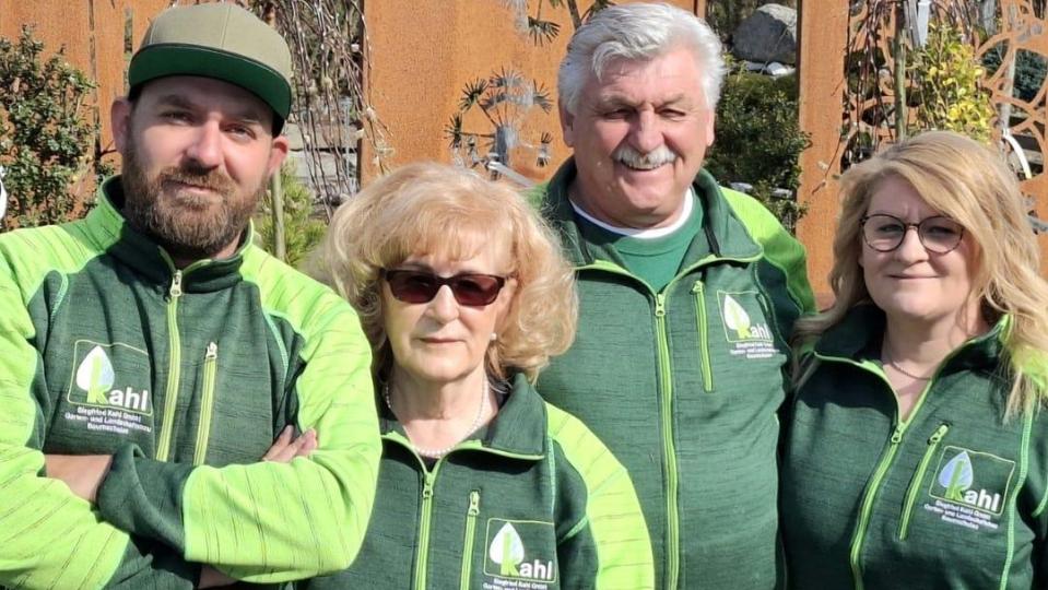 Siegfried Kahl, im Bild mit Ehefrau Renate, hat vor 40 Jahren die Baumschule in Götzendorf gegründet. Er leitet den Betrieb inzwischen zusammen mit Tochter Stefanie (rechts) und Sohn Sebastian (links). Bild: Landschaftsbau Kahl