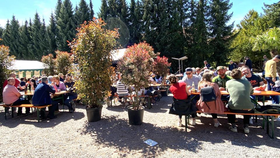 Nach dem Rundgang durch die Anlage können sich die Gäste im großzügigen Bewirtungsbereich stärken. Archivbild: Völkl