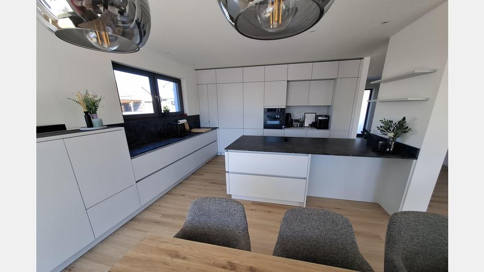 Aktuelle Küchen-Trends zu Top-Messepreisen gibt es aktuell im Küchen-Spezialhaus Hochmuth. Bild: exb