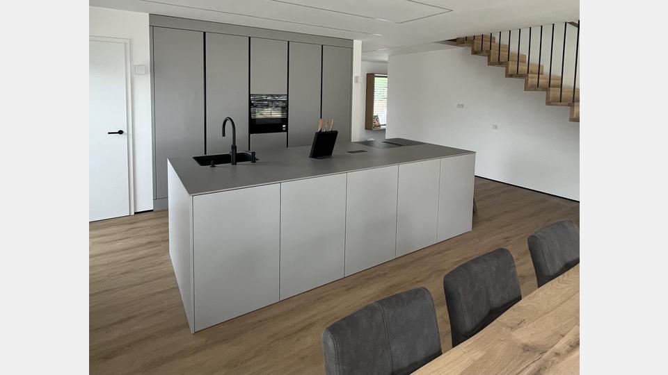 Klare Linien und durchdachte Anordnung: Die Planung einer neuen Küche ist Vertrauenssache. Bild: exb