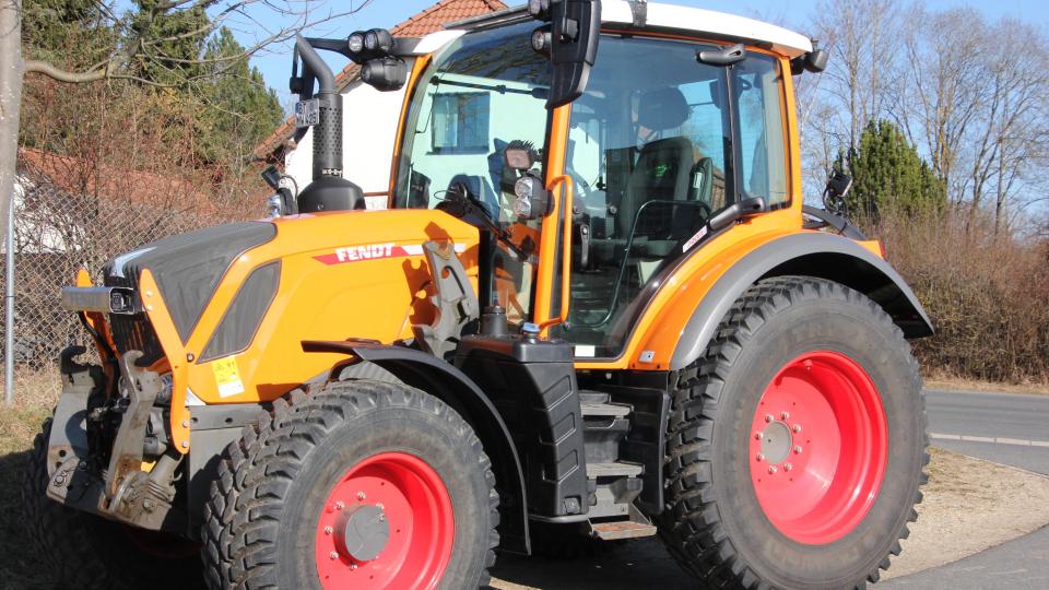 Ein Kommunaltraktor auf dem Betriebsgelände. Bild: Konrad Rosner