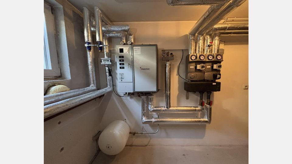 Anstelle eines Heizkessels genügt eine kompakte Übergabestation. Schornstein, Brennstofflagerung und die Wartung einer eigenen Feuerungsanlage entfallen, da die Wärmeerzeugung zentral erfolgt. Bild: exb