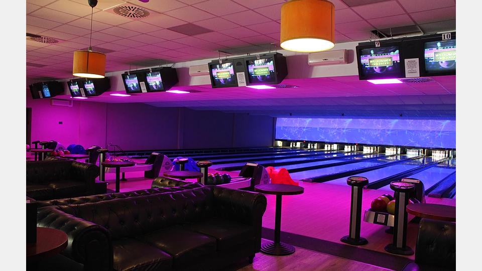 Auf den neu renovierten Bahnen mit Animationswand macht Bowlen so richtig Spaß. Highlights sind hier Cosmic Bowling unter Schwarzlicht oder auch das beliebte Nachtschwärmer-Bowling Freitag und Samstag ab 24 Uhr. Bild: Evi Wagner