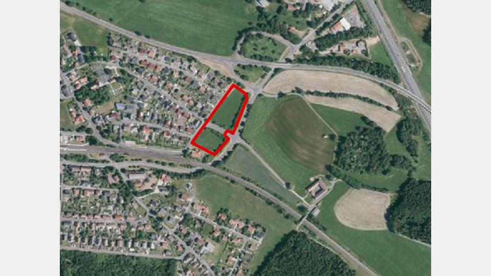 Hier in Pechbrunn (rot umrandet) soll das Baugebiet „Am Mühlweg“ entstehen. Bild: exb