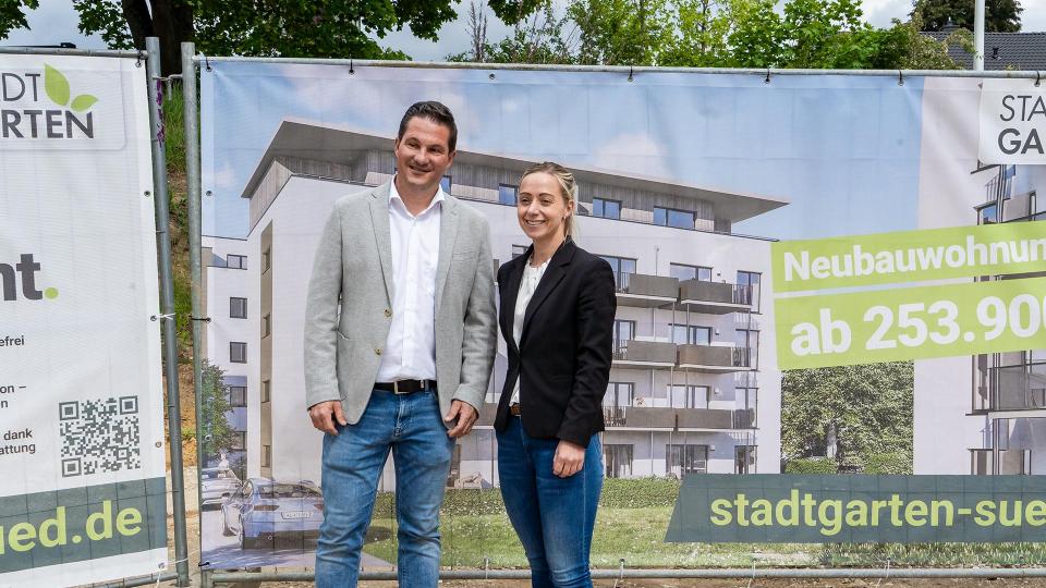 Projektentwickler Robert Fuchs (Kreis Neumarkt) und Kümmersbrucks Bürgermeisterin Elisabeth Gruber. Bild: FUCHS &amp; Söhne Service GmbH