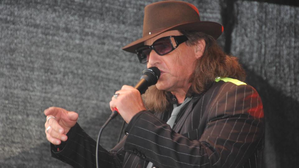 Das Udo-Lindenberg-Double Rudi Wartha wird am 13. Juni erneut im Fischhofpark auftreten, sicherlich erneut ein ganz besonderes Event. Bild: Konrad Rosner