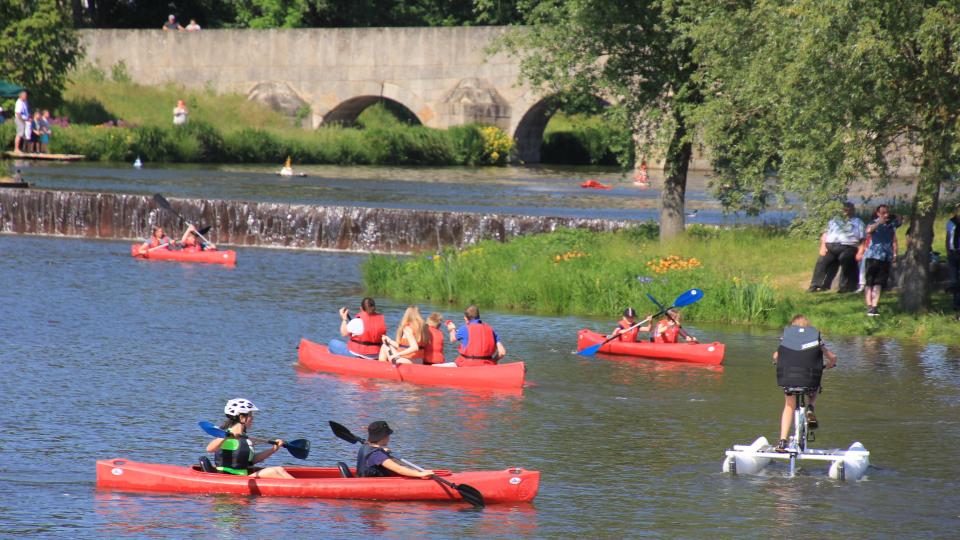Kanufahrten auf dem Teich im Fischhofpark sind immer ein tolles Erlebnis. Bild: Konrad Rosner