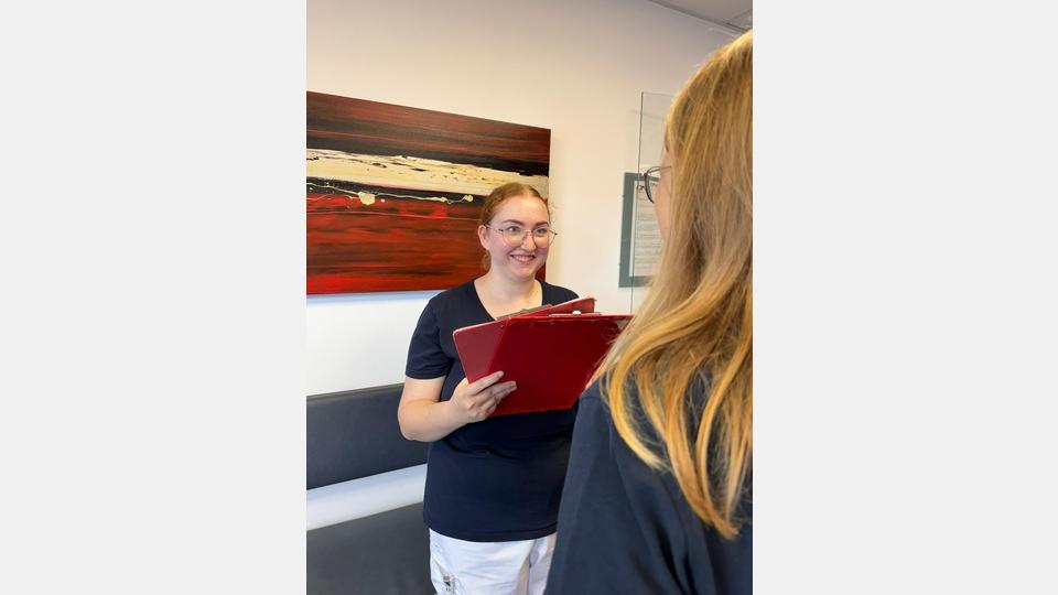 Medizinische Fachangestellte meistern im Arbeitsalltag ein breites Aufgabenspektrum. Von organisatorischen Tätigkeiten über die Röntgendiagnostik bis hin zur Unterstützung bei Operationen. Bild: ONZ