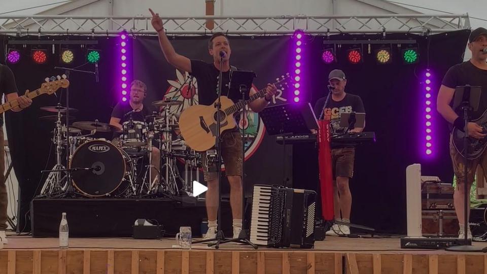 Mit Stimmungsmusik, Party- und Charthits unterhält „Heimatfieber“ das Publikum beim Rathausfest in Altenstadt/WN. Bild: Johann Adam