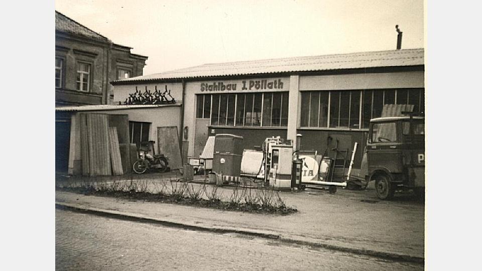 Gegenüber dem Stammhaus stand die sogenannte „Pöllathhalle“, in der die weit über die Region hinaus bekannten Wellblechgaragen gefertigt wurden. Die Halle wurde in den 2000er-Jahren abgerissen. Heute verläuft hier die Jahnstraße. Bild: Roland Wellenhöfer