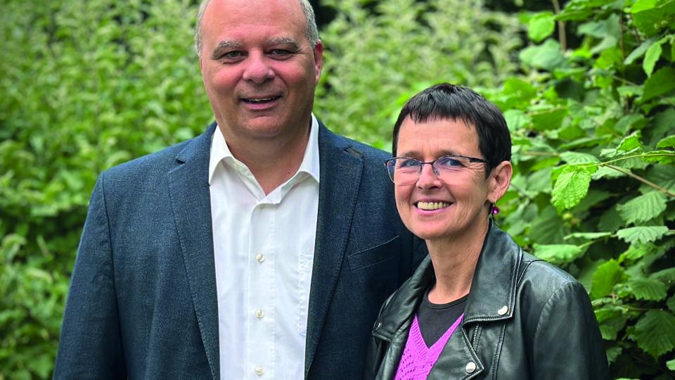 Dekan Thomas Guba und Dekanin Ulrike Dittmar: "Egal, ob in der Kita oder der Verwaltung: Bei uns stehen immer die Menschen im Mittelpunkt. Wir begleiten sie in allen Lebenslagen, damit die Botschaft von Gottes Liebe im Alltag spürbar wird. Wir gehen auf andere zu, um gemeinsam das Leben in unserer Region lebenswert zu gestalten. Anders als geglaubt: Wir sind offen für neue Mitarbeitende. Lernen Sie uns kennen." Bild: Stefan Fischer
