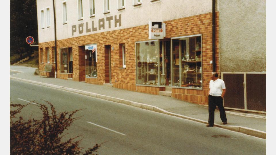 Josef Pöllath, Sohn des Firmengründers, vor dem Stammhaus in der Bräugasse. Neben Spenglerei und Garagenbau gehörte damals auch ein gut sortiertes Haushaltswarengeschäft zum vielfältigen Angebot des Familienunternehmens. Bild: Firmenarchiv Pöllath