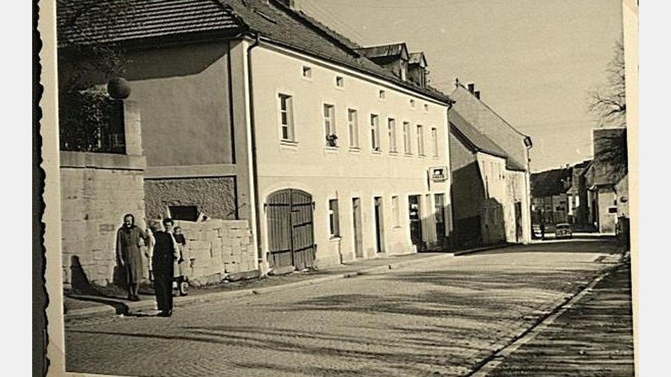 Im Haus in der Bräugasse in Erbendorf legte Josef Pöllath 1926 mit der Gründung einer Spenglerei den Grundstein für die heutige Firma Pöllath. Aus dem kleinen Handwerksbetrieb entwickelte sich innerhalb von vier Generationen eines der führenden Unternehmen für Tore und Türen in Nordbayern. Bild: Roland Wellenhöfer