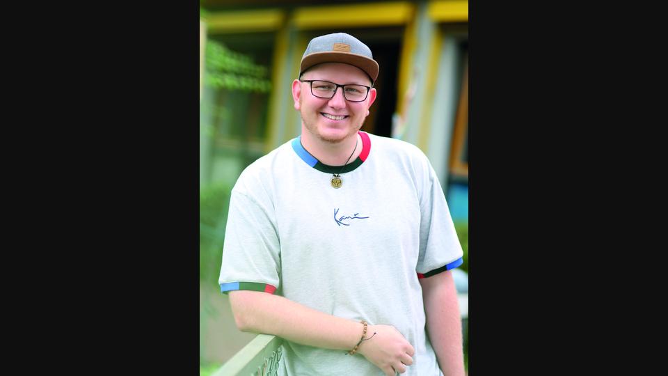 Jakob Wiesent ist Erzieher im "Haus für Kinder Gottfried Sperl" in Vohenstrauß: "Einer der Hauptgründe, wieso ich den Beruf des Erziehers ausübe, ist, dass ich Kindern neue Erfahrungen ermöglichen kann. Es ist einfach schön, gemeinsam mit ihnen etwas Neues zu erleben. Ich könnte mir keinen besseren Ort vorstellen, um diesen Beruf auszuüben, als das "Haus für Kinder" in Vohenstrauß. Das Team und die Einrichtung bieten einem fast grenzenlose Möglichkeiten, sei es die Lernwerkstatt oder der große Garten." Bild: Sandra Hirschke