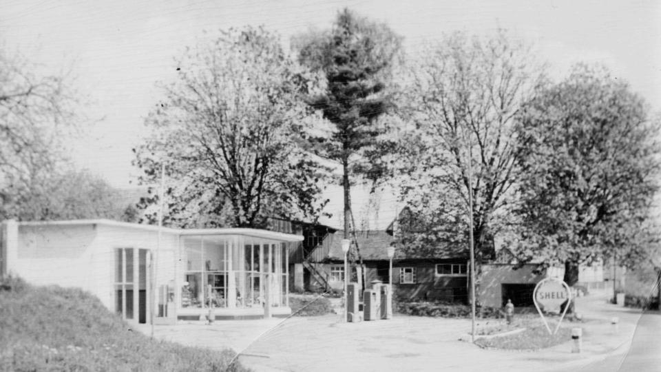 So schlicht sah es in den 1950ern an der Kemnather Straße aus. Der Verkaufspavillon hieß wegen seiner großen Fensterflächen auch "Gewächshaus". Bild: Dr. Bernhard Piegsa