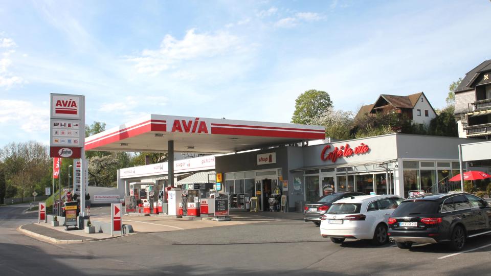 Benzin, Waschstraße, Café und viele Waren des täglichen Bedarfs: Für Pressaths Norden ist die Avia-Tankstelle Hautmann ein kleines Nahversorgungszentrum. Bild: Dr. Bernhard Piegsa
