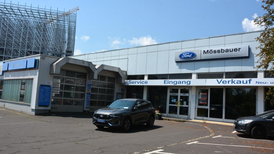 Aus dem ehemaligen Autohaus Mössbauer in Waldershof wird ab 1. Juli das Autohaus Stock. Bild: Josef Rosner