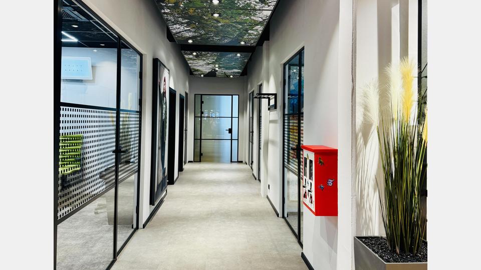 Auf 400 Quadratmetern kreativer Verkaufsfläche erwartet die Besucher ein modernes Konzept im Industrielook mit viel Grün, großzügiger Beratungstheke und einladender Loungeecke. Bild: Florian Wagner