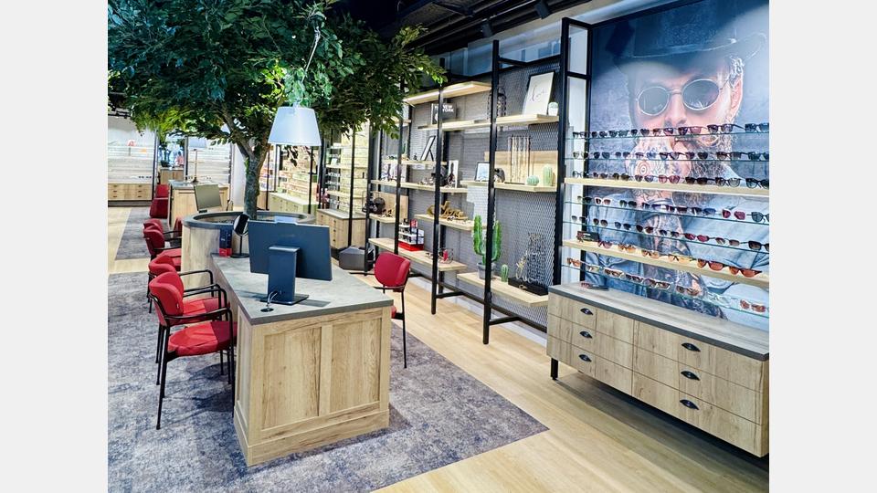 Auf 400 Quadratmetern kreativer Verkaufsfläche erwartet die Besucher ein modernes Konzept im Industrielook mit viel Grün, großzügiger Beratungstheke und einladender Loungeecke. Bild: Florian Wagner