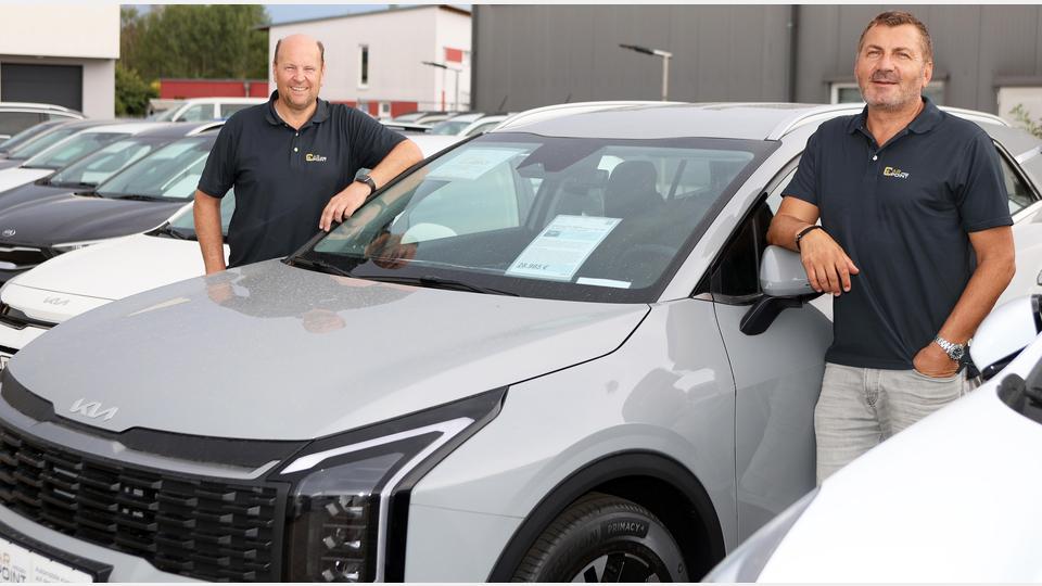 Willkommen im CARPOINT WEIDEN: Thomas Binner und Bekim Kastrati (von links) stehen für automobile Kompetenz auf den Punkt gebracht. Bild: Stephan Landgraf