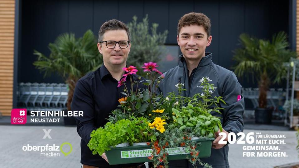 Gehen Hand in Hand in die Zukunft: von rechts Ludwig Steinhilber (Gärtnerei Steinhilber) und Key Account Manager Tobias Übelmesser (Oberpfalz-Medien). Bild: Sara Neidhardt