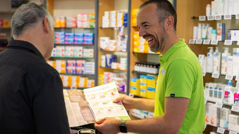 Ralph Bauer und Stefan Neulinger freuen sich über die Broschüre der Martins Apotheke. Bild: Sara Neidhardt