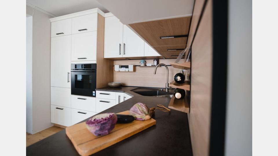 So geht Möbelhaus heute: klare Linien, hochwertige Materialien, viel Ruhe und viel Raum für Inspiration. Bild: kompane/Sebastian Scherm