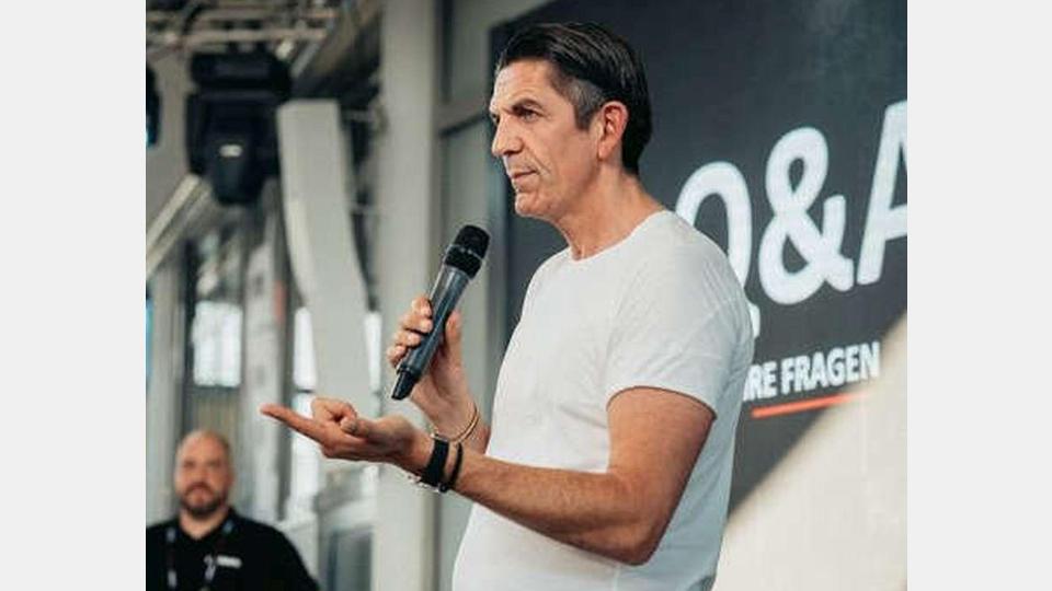 Besonders viel Aufmerksamkeit erhielt Bundesliga-Schiedsrichter Deniz Aytekin, der mit seinem Vortrag begeisterte. Bild: gmü