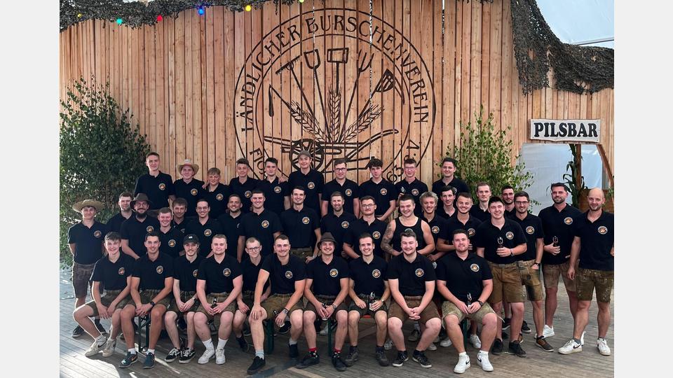 Gruppenbild des Ländlichen Burschenvereins Floss. Bild: Ländlicher Burschenverein Floss