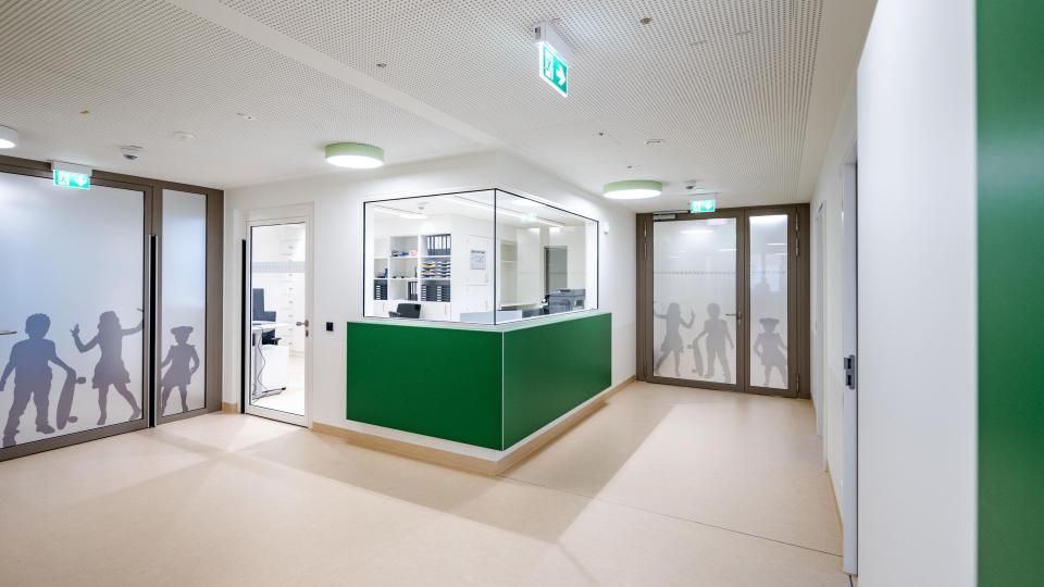 Die neuen Stationsstützpunkte bieten kurze Wege, klare Sichtachsen und moderne Arbeitsplätze für das multiprofessionelle Team. Bild: Frank Hübler